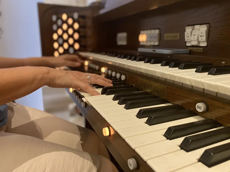Mani sulla tastiera di uno strumento musicale durante una cerimonia di matrimonio nel Salento