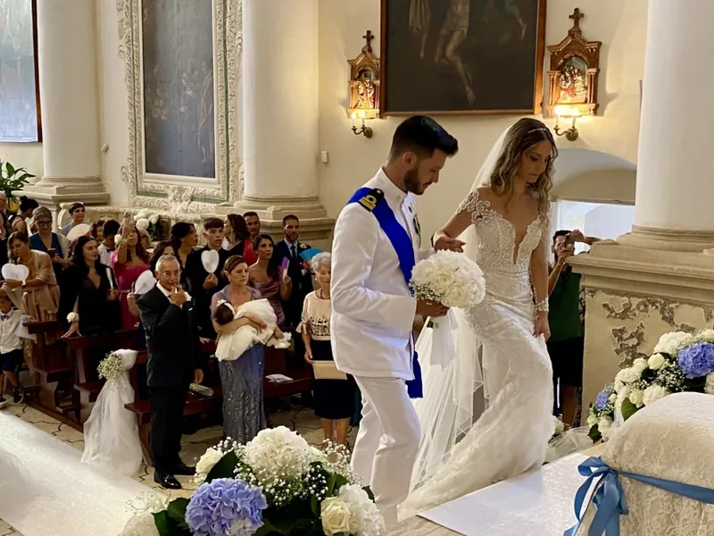 Sposi che entrano in una chiesa barocca di Lecce durante la cerimonia con musica dal vivo