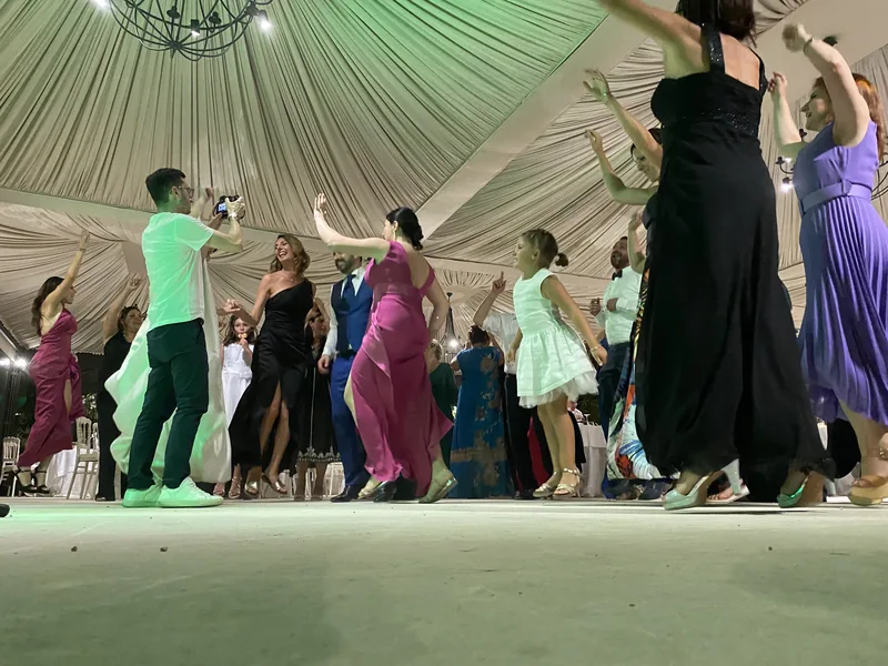 Invitati che ballano al ricevimento di un matrimonio nel Salento